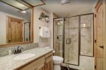 Bathroom-Evergreen 2 Bedroom-Gondola Resorts